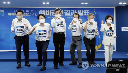 더불어민주당 제20대 대통령선거 예비경선 개표식에서 경선 후보로 선출된 추미애(오른쪽부터), 이재명, 정세균, 이낙연, 박용진, 김두관 후보가 가슴에 이름표를 달고 기념촬영을 하고 있다. 연합뉴스